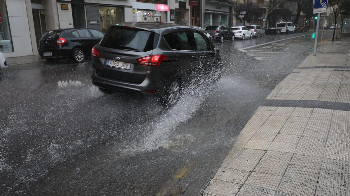 La gran tormenta que ha caído en Zaragoza ha inundado las calles de la ciudad