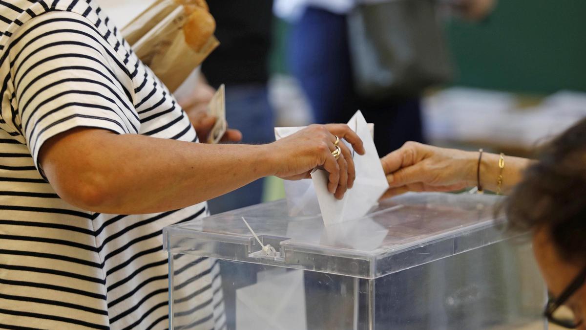 Una ciutadana votant a les eleccions a Catalunya en un col·legi electoral de Girona.