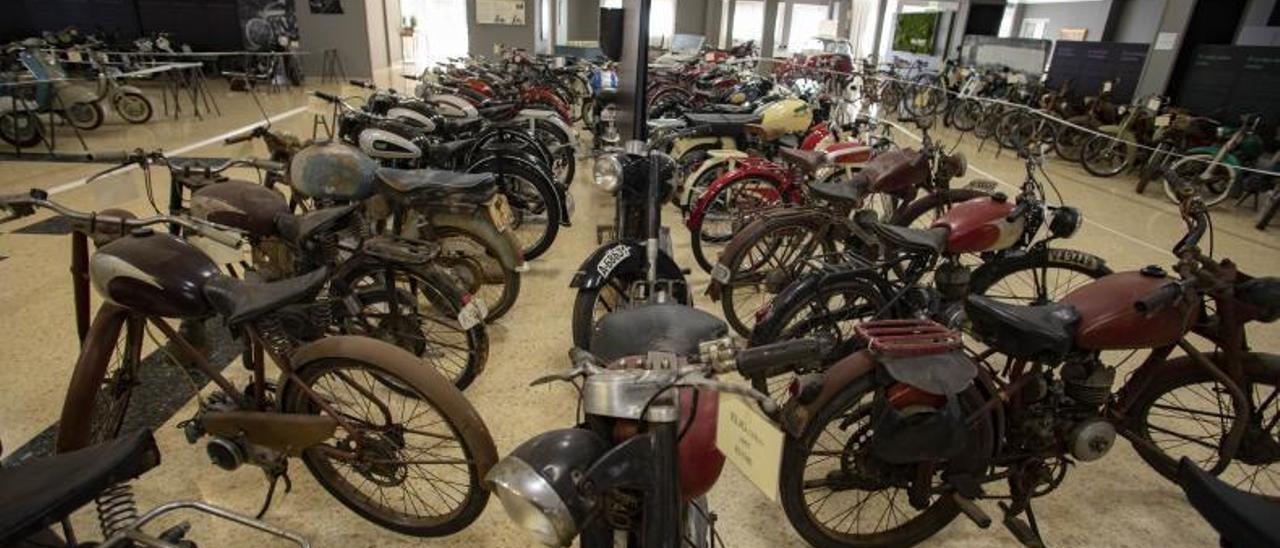 Una perspectiva de la sala, con alguna de las motos más antigua de la colección. | PERALES IBORRA