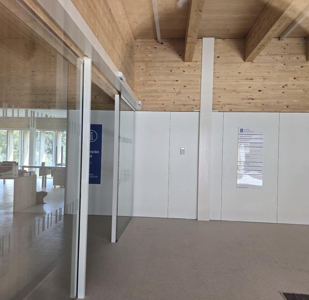 Entrada principal al centro de salud con el panel de las plantas. | FDV