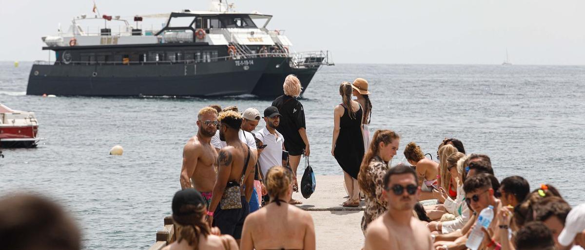 Los ‘party boats’ esquivan la ley contra el turismo de borrachera y sirven barra libre en Ibiza TONI ESCOBAR