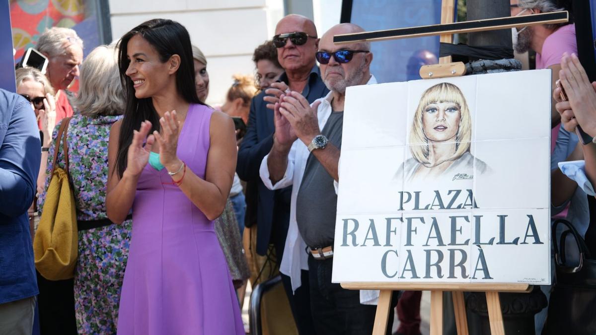 Inauguración de la plaza que lleva en nombre de Raffaella Carrà en el centro de Madrid. A la izquierda, la vicealcaldesa Villacís