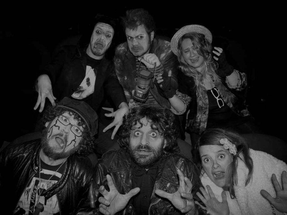 Xoán Curiel, no medio, xunto cos demais membros da banda coa que protagoniza este espectáculo.