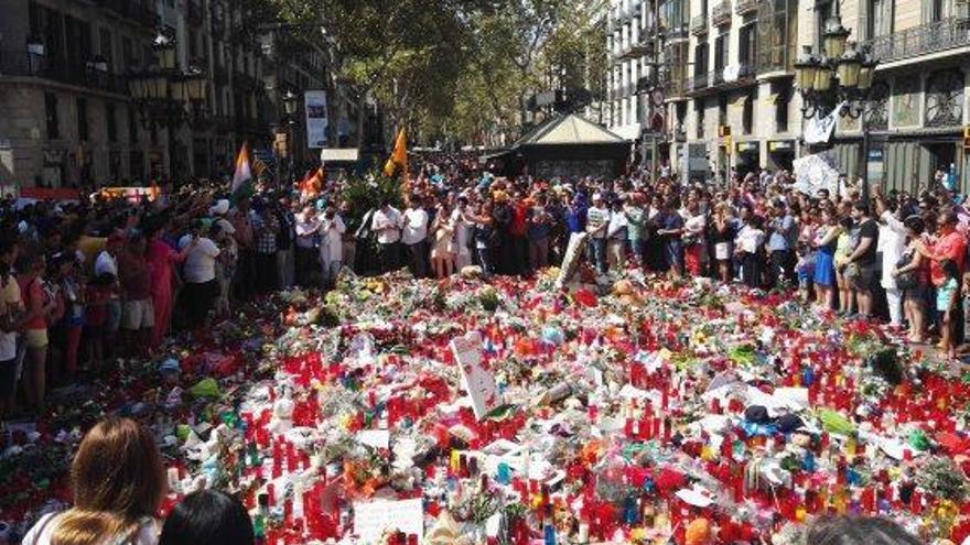 La Rambla va omplir-se de missatges de suport a les víctimes de l&#039;atemptat