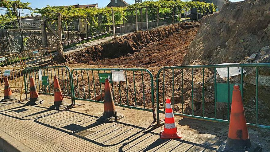 Lores espera diez años para construir un vial de 130 metros que da acceso al templo