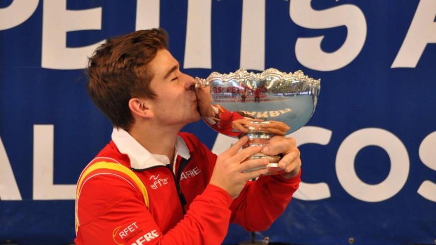 De la Puente besa el trofeo que conquistó el domingo. // Fdv