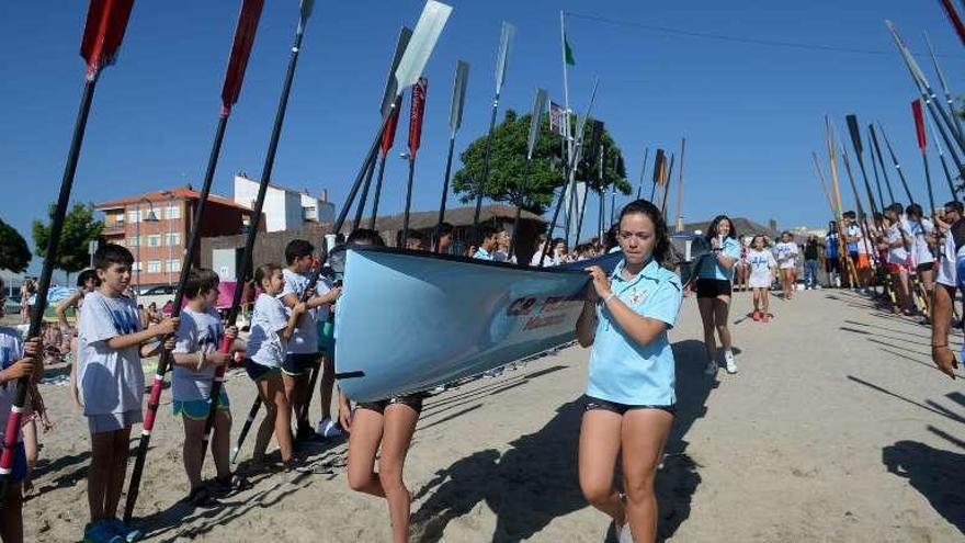 El batel &quot;Machote&quot; llegó al mar a través de un pasillo de remeros.// NP