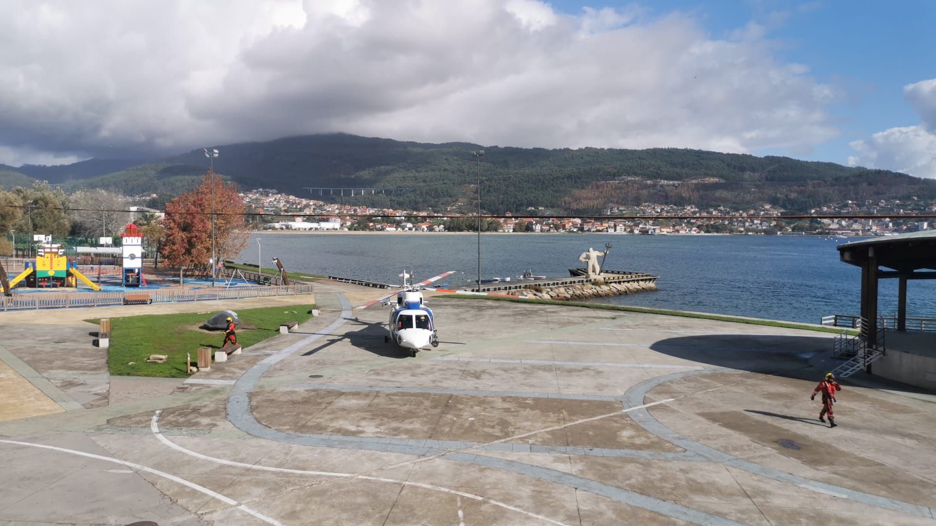 Escenas del simulacro de rescate frente a Moaña.