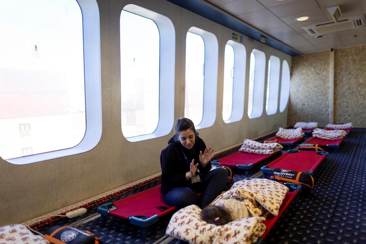 Supervivientes del terremoto descansan en un ferry convertido en un centro de salud improvisado en Iskenderun, provincia de Hatay, Turquía.