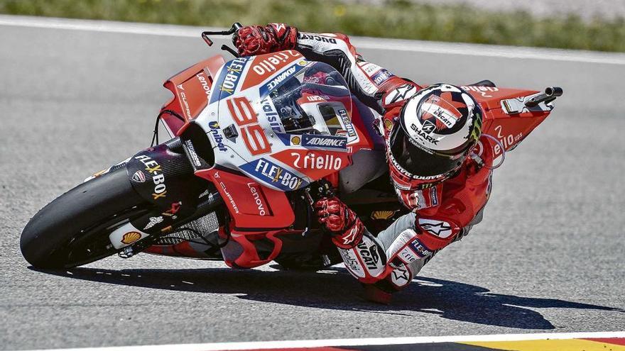 Jorge Lorenzo, con su Ducati, en uno de sus pasos por curva en los entrenamientos de Alemania.