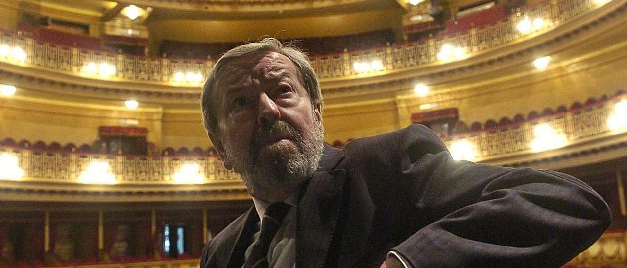 Juan José Otegui, sobre la escena del teatro Campoamor, en 2010. | Luisma Murias