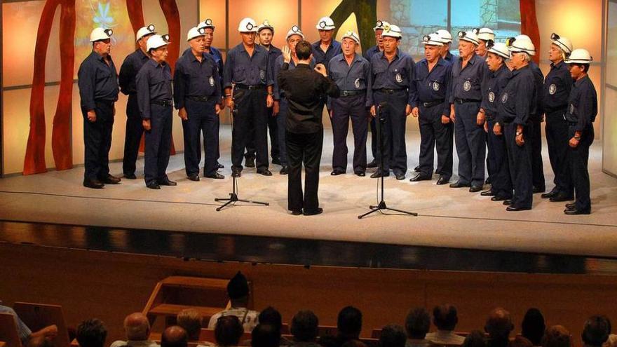 Actuación del Coro Minero de Turón en una anterior edición del memorial &quot;Silvino Argüelles&quot;.