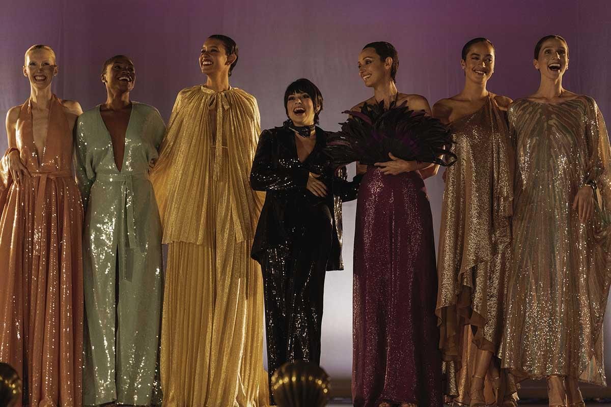 Una imagen llena de brillo en la serie de Netflix 'Halston', sobre la vida y obra del popular diseñador