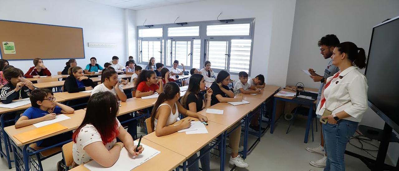 Un profesor pasa lista ante sus alumnos en la vuelta al cole en Córdoba.