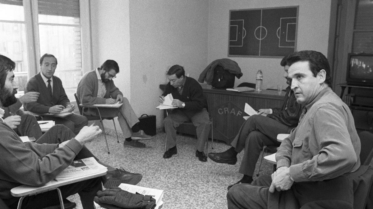 LOGROÑO, 22/12/1990.- La Junta Gestora de la Asociación de Árbitros de Fútbol (ADAF), de recientre creación, celebró hoy en Logroño una reunión de trabajo para elaborar los estatutos. Entre los árbitros asistieron, Urizar Azpitarte, José María Enríquez Negreira, Mazorra Freire, Soriano Aladren. EFE/Abel Alonso