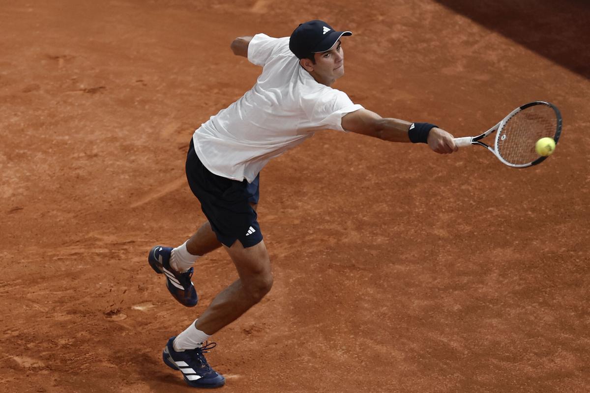 El tenista español Rafael Jódar, devuelve una bola al italiano Jannik Sinner, durante el partido de cuartos de final del Abierto de Madrid, disputado este miércoles en la Caja Mágica.