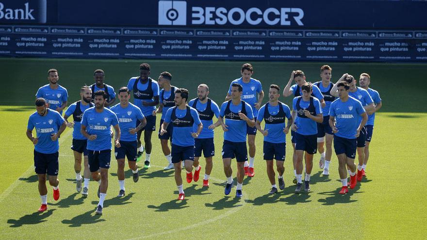 La plantilla del Málaga hace carrera continua en un entrenamiento.