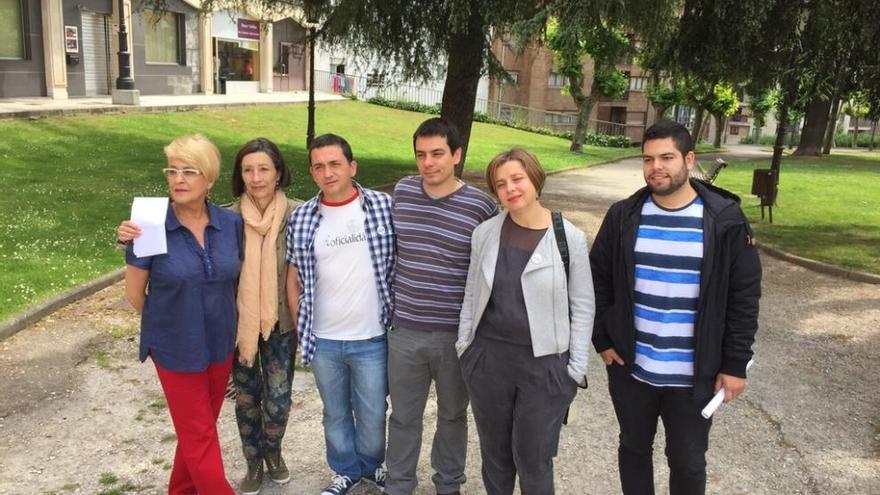 Los seis concejales electos de Somos. Por la izquierda, Isabel González, Meredes González, Fernando Villacampa, Ignacio Fernández, Ana Taboada y Rubén Rosón, esta mañana, en Oviedo. M. L. S.