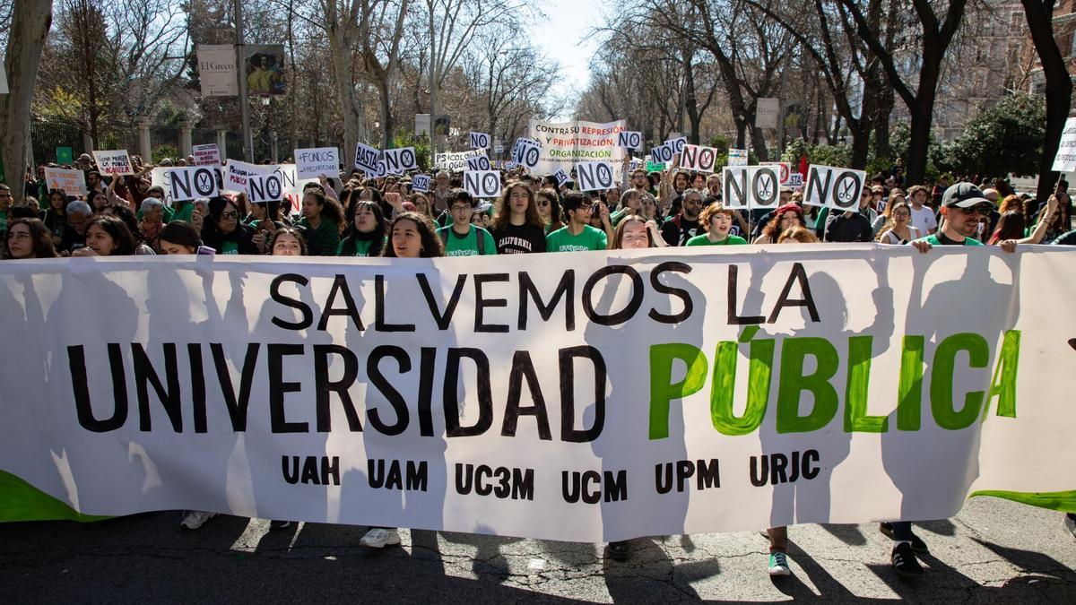 Ayuso afronta el pulso de la universidad en la calle mientras desafía al  Gobierno en los tribunales