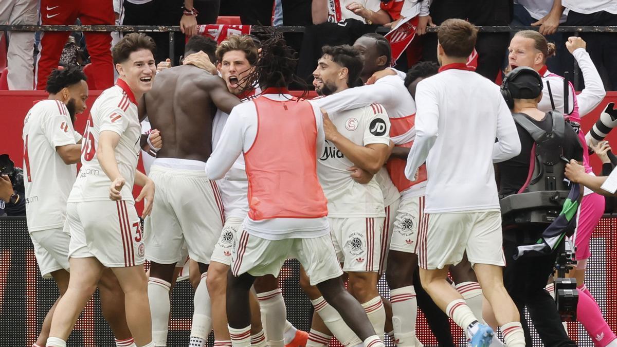 La afición del Sevilla celebra la victoria contra el Espanyol.