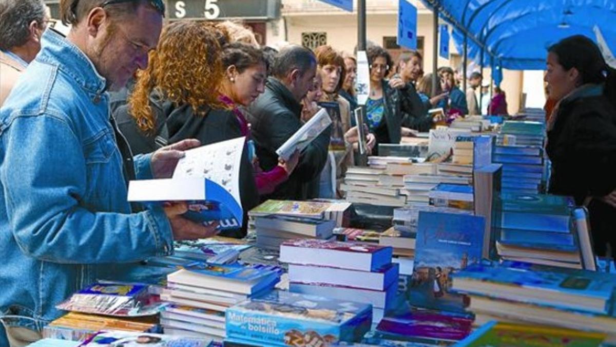 La plaza de la Vila de Badalona, ayer, donde el día del libro se adelanta durante el fin de semana.