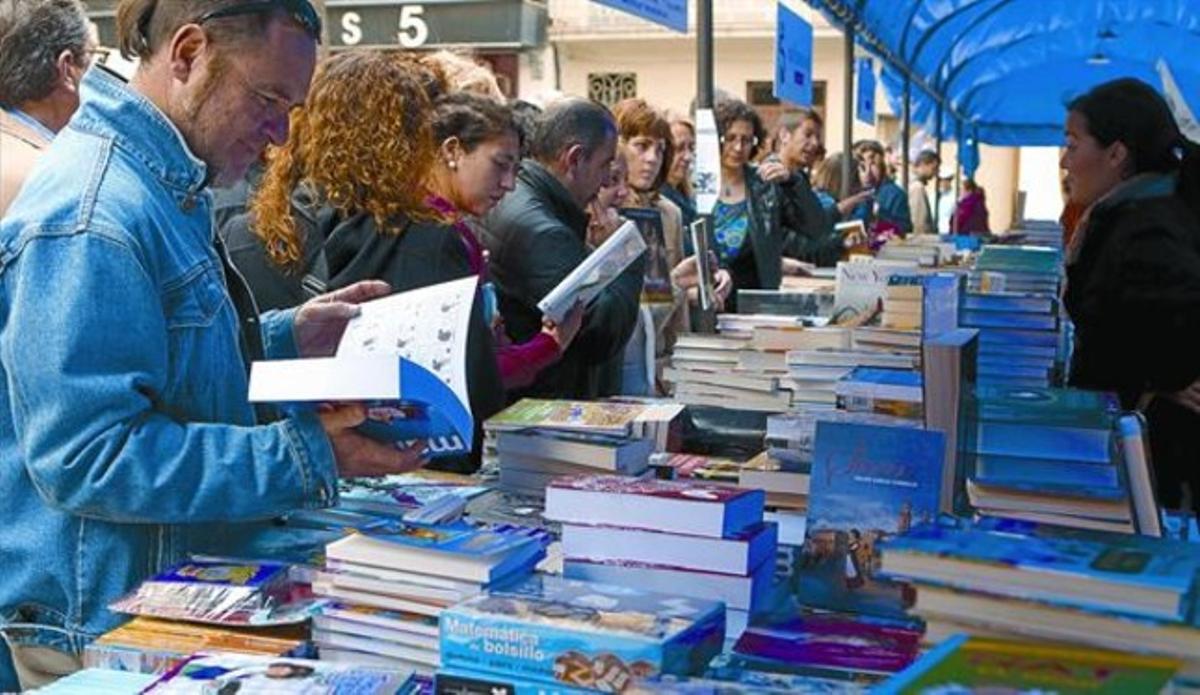 La plaça de la Vila de Badalona, ahir, on el dia del llibre s’avança durant el cap de setmana.