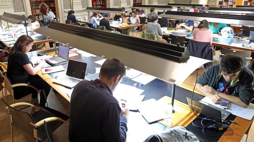 Estudiantes en la biblioteca Juan Compañel. // M.G.Brea