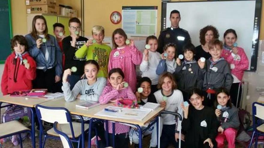 Los alumnos tras una charla con el policía local y la alcaldesa.