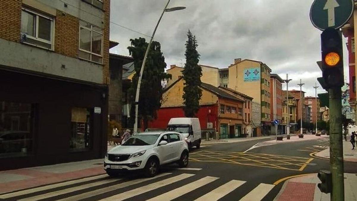 Semáforos ámbar tráfico circulación coches plaza de La Salve Sama Langreo