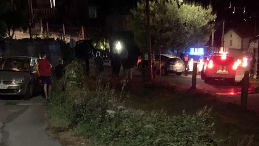 Vecinos y Guardia Civil en Santa Baia, cuando se produjeron los hechos. // FdV