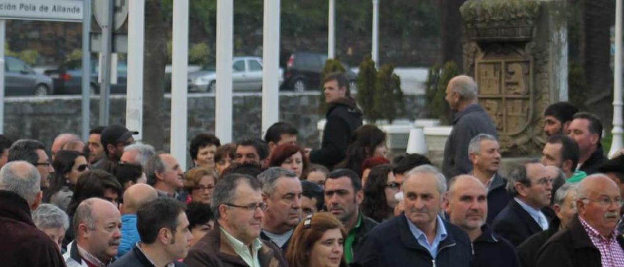 Una pasada concentración de los pescadores asturianos en demanda de un reparto equitativo de los cupos de xarda y chicharro.