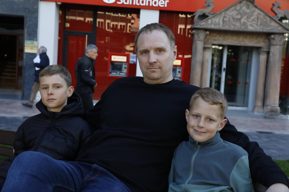 Mikhail Revin con sus hijos Alexander e Ivan, posando para LA NUEVA ESPAÑA, en Oviedo.