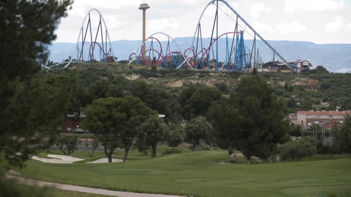 Terrenos afectados por el proyecto de Barcelona World, con Port Aventura al fondo.