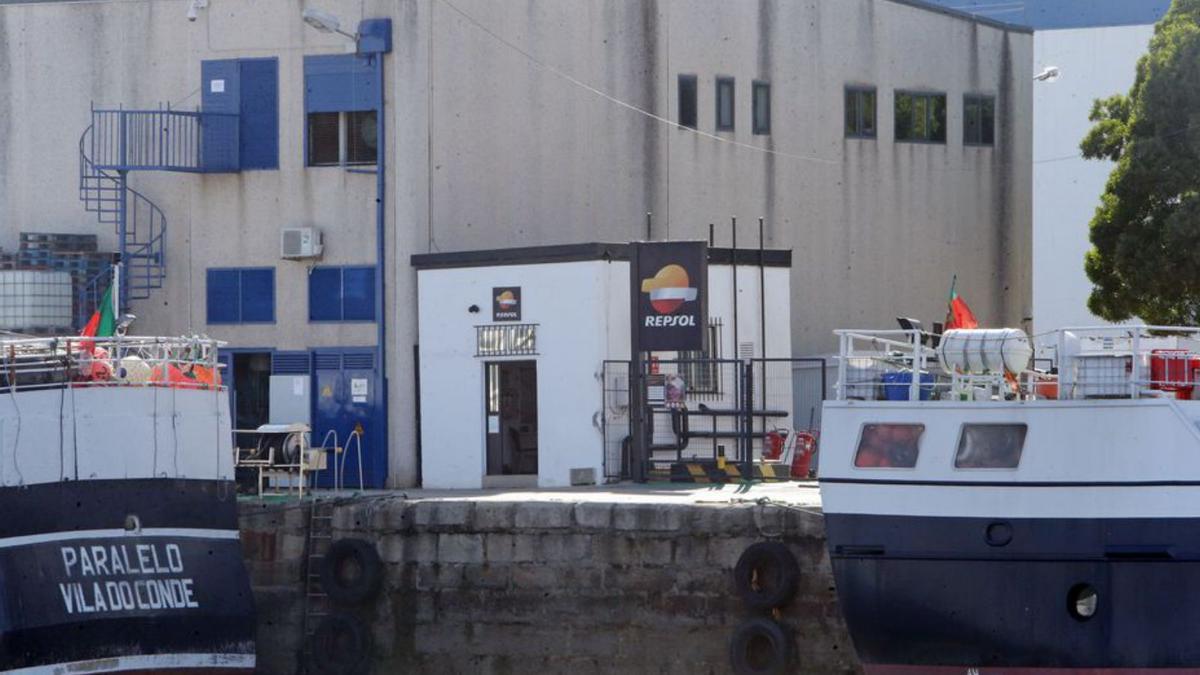 Estación de repostaje en el puerto de O Berbés.   | // MARTA G. BREA