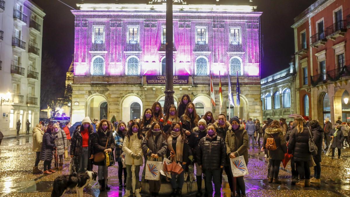 Centenares de personas asisten al acto institucional por el 25-N, en la Plaza Mayor de Gijón