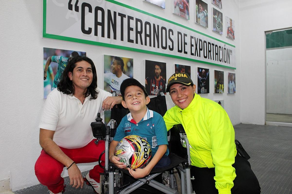 Sebastián Cardona es un niño de 10 años con Artrogriposis múltiple congénita