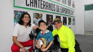 Sebastián Cardona es un niño de 10 años con Artrogriposis múltiple congénita
