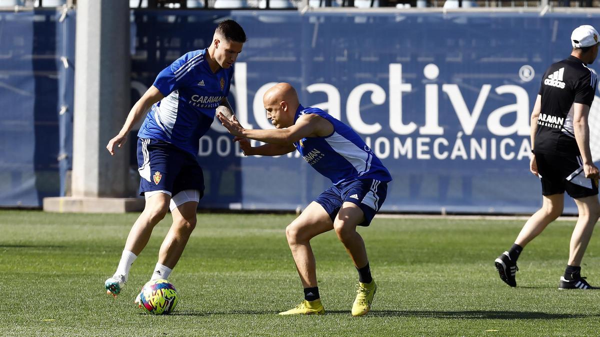 Vigaray encara a Mollejo en un entrenamiento en la recta final de la temporada.