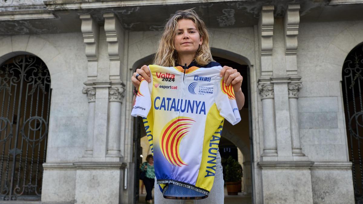 Laura Martí, davant de l’Ajuntament de Girona a la plaça del Vi.