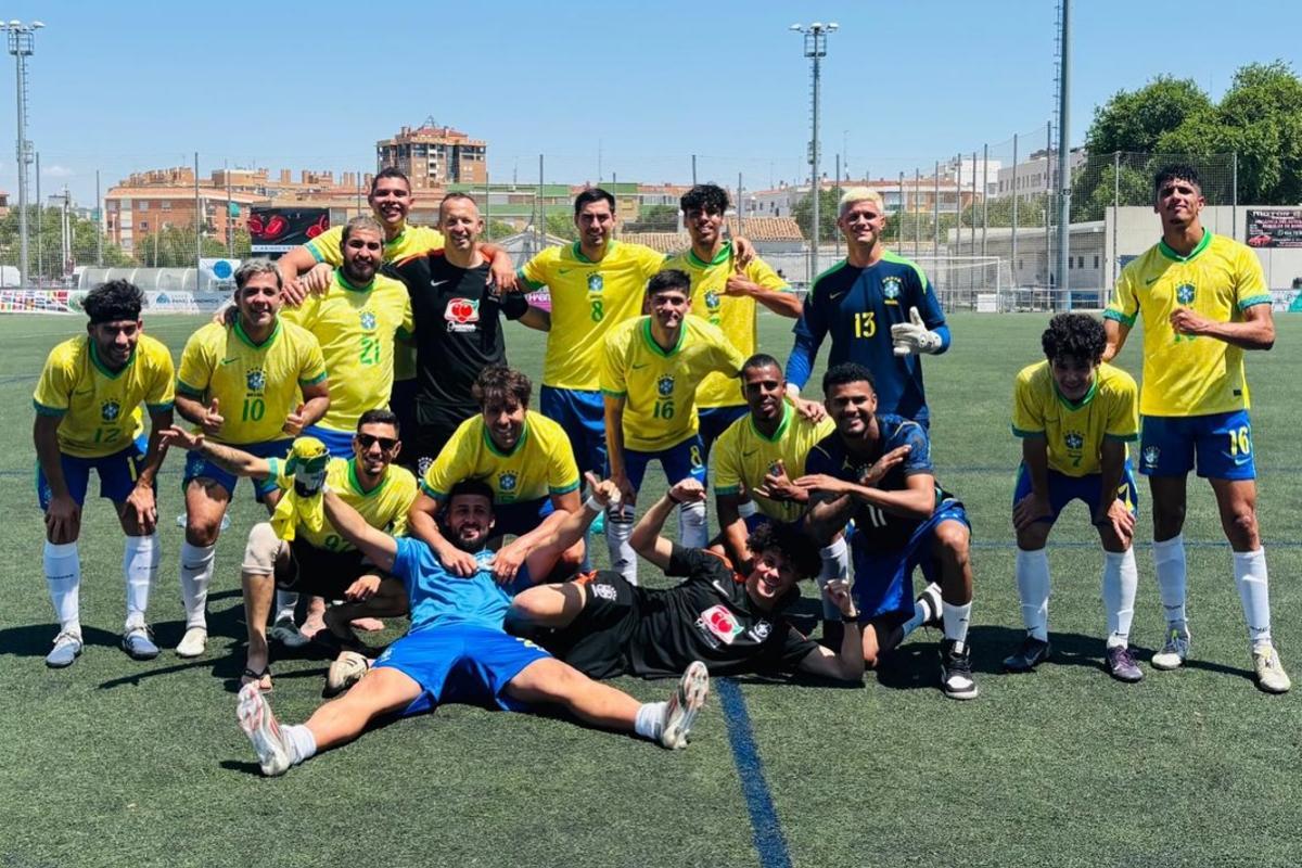 La selección de Brasil tras ganar un partido del Mundialito
