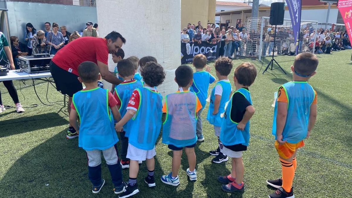 Varios participantes en el Cross Escolar.