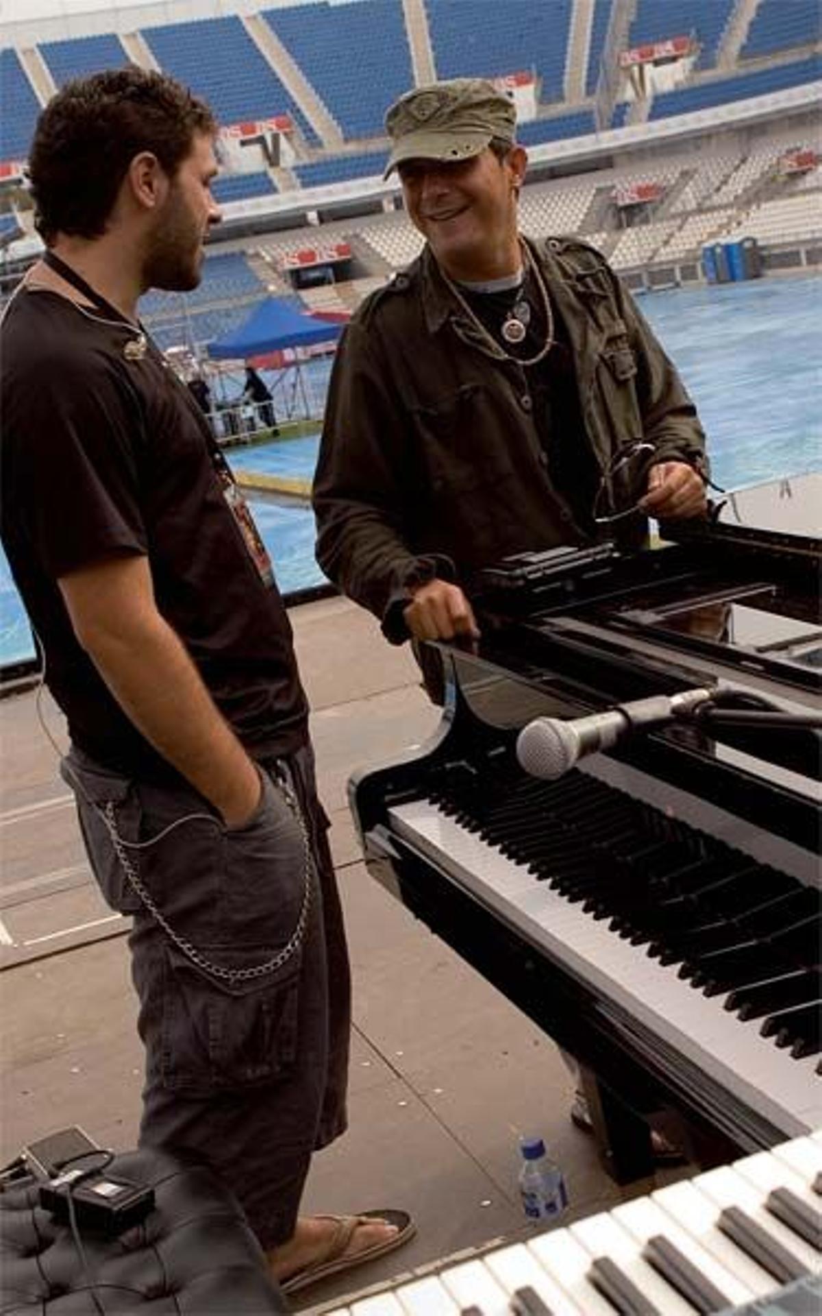 El cantante confía plenamente en sus músicos, con los que se encuentra en la prueba de sonido.