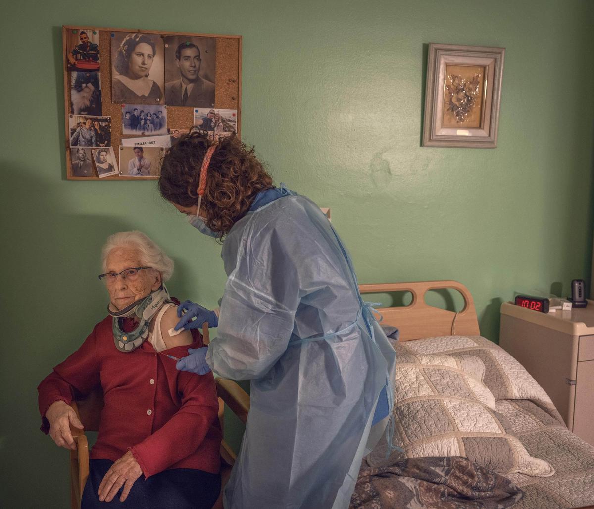 Emilia Iroz recibe la vacuna contra el covid en su habitación de la Residència Penedès.