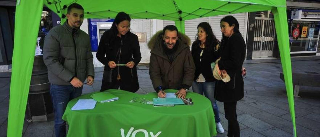 Los miembros de Vox instalaron una carpa informativa en la céntrica Praza de Galicia. // Iñaki Abella