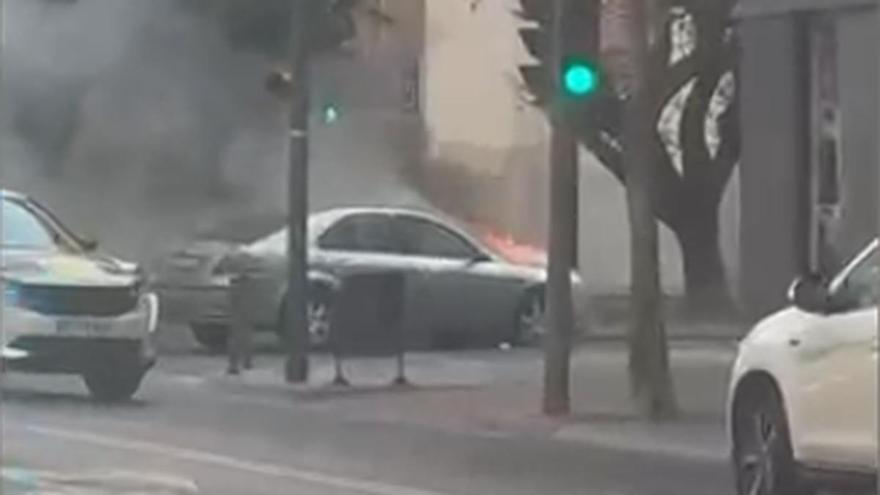 Un vehículo se incendia en plena calle en Castelló