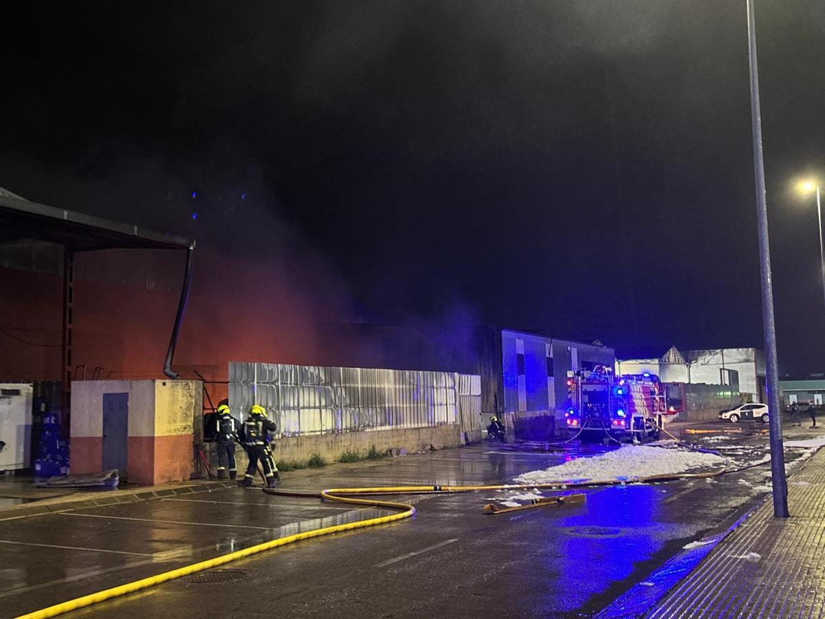 Galería de imágenes: Incendio industrial en Benicarló