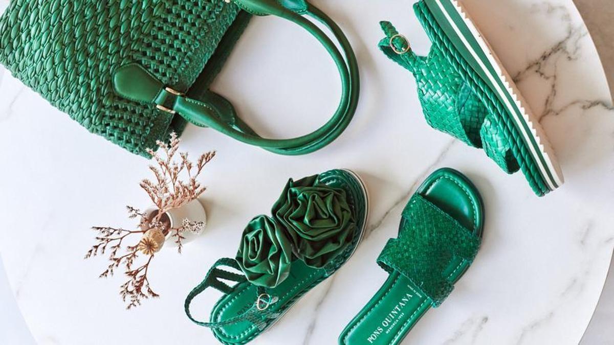 Sandàlies i bossa de mà trenats en color verd de Pons Quintana