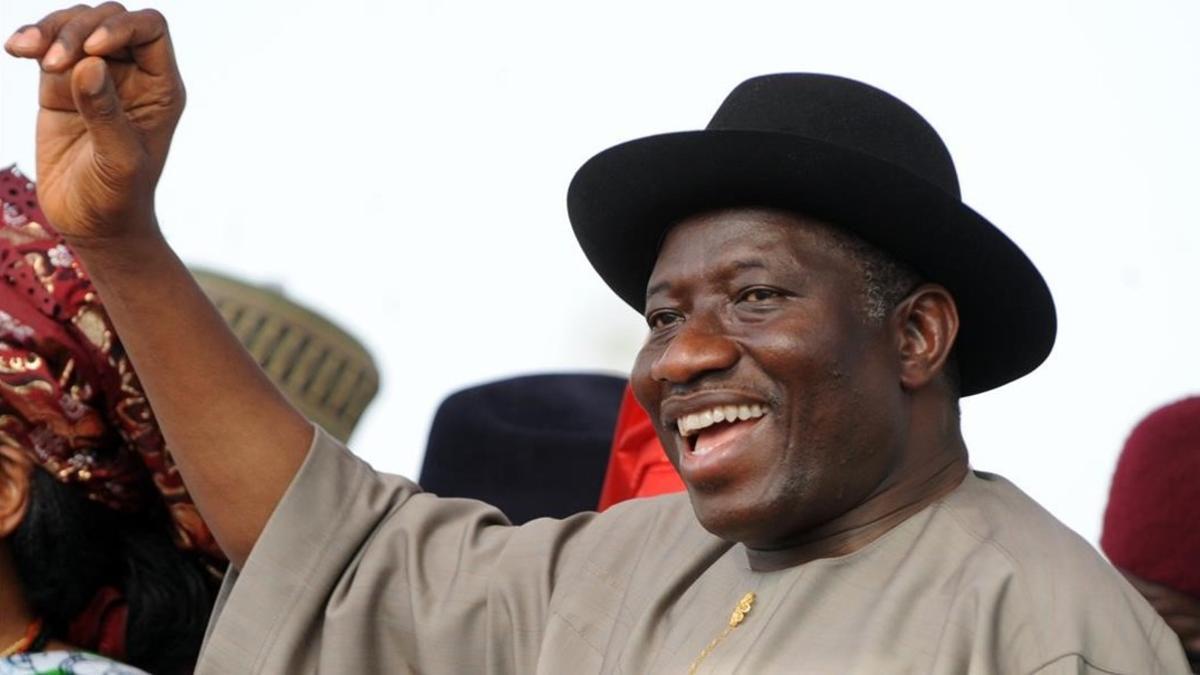 El expresidente Goodluck Jonathan saluda al inicio de su campaña para la reelección, en febrero del 2011, en Lafia (Nigeria).