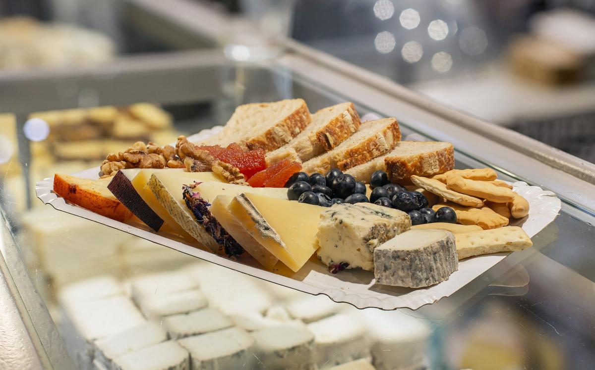 QUESOBA es una quesería artesanal que elabora quesos de diferentes formatos y afinados, utilizando leche de pasto de montaña.