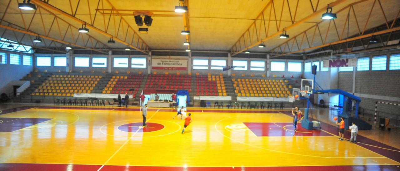 Interior del pabellón municipal de Fontecarmoa.